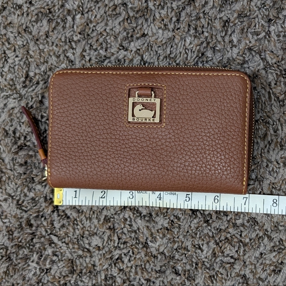 NWT Dooney & Bourke Tan Leather Zip Wallet - Picture 6 of 9